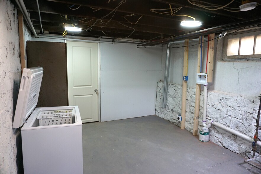 Building Photo - 1550 Warren St