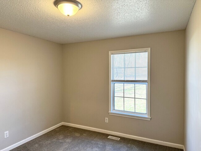 Building Photo - Nicely Updated Home MOVE IN READY!