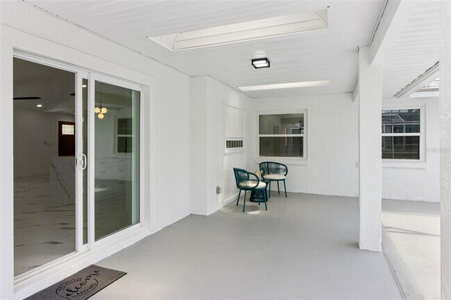 Building Photo - 5424 Loma Vista Dr E