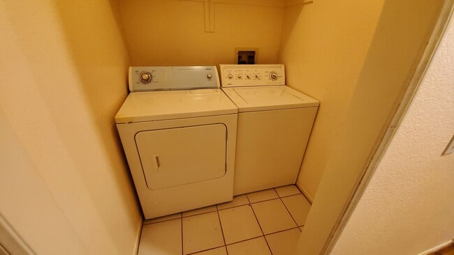 Building Photo - ( ( ( BEAUTIFUL 4 BEDROOM 3 BATH HOUSE!!! ...