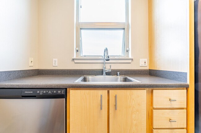 Building Photo - Huge Central Area Studio with PARKING and ...