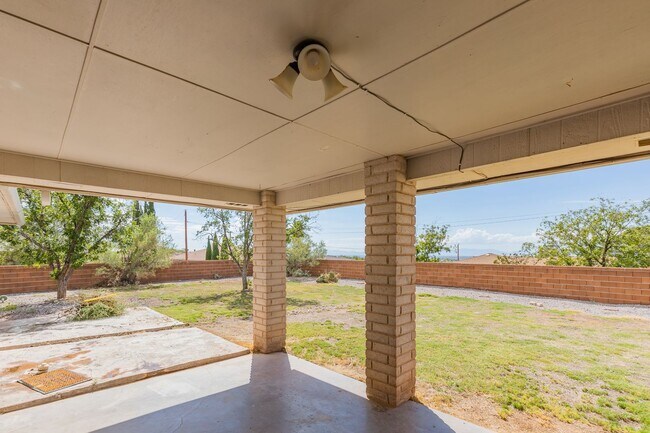 Building Photo - 3 Bedroom 2 Bath Home