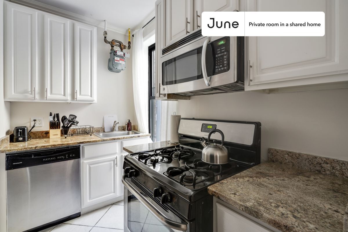 Building Photo - Private bedroom in 4 bed/1 bath Home