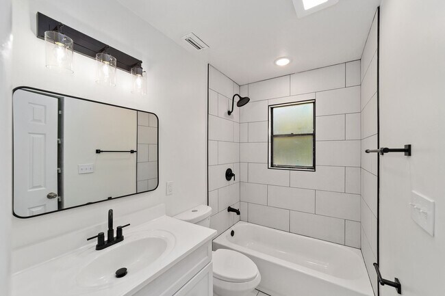 Building Photo - Beautifully Renovated 3 Bed 2 Bath Home in...