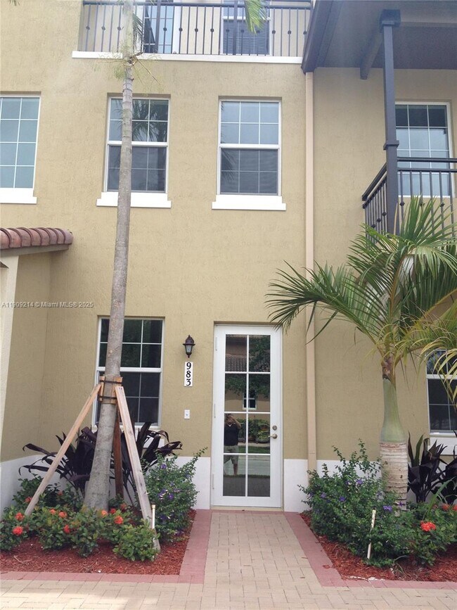 Building Photo - 983 SW 147th Ave