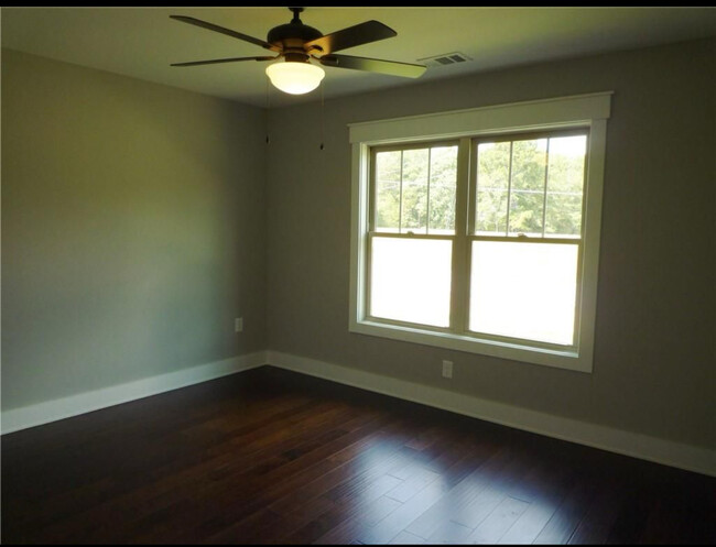 Building Photo - 100 Amberwood Dr