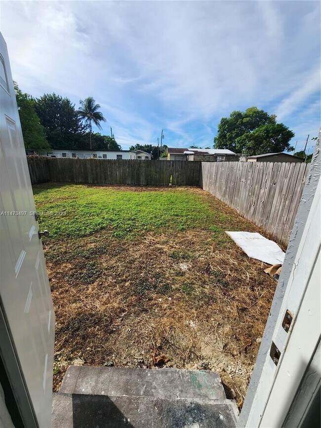 Building Photo - Goulds Duplex