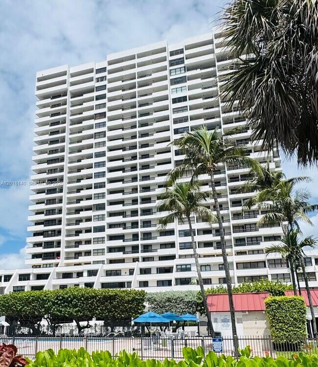 Building Photo - 2555 Collins Ave