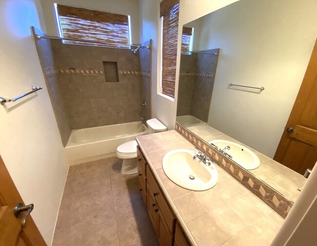 Building Photo - HOUSE - VILLAGE OF OAK CREEK