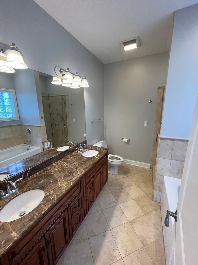 Building Photo - 6229 N Richmond St