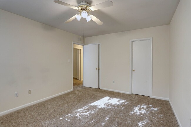 Building Photo - 3BD, 1.5BA - Beautifully Remodeled Townhome in Columbia