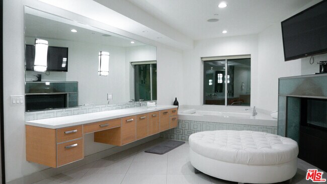 Building Photo - 6425 Weidlake Dr