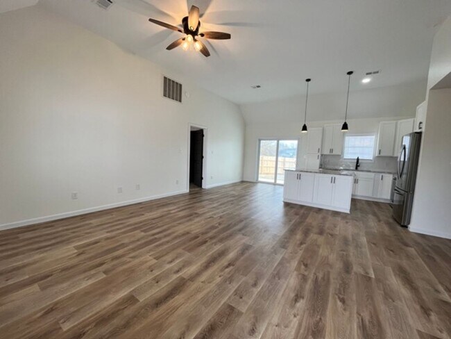 Building Photo - 204 Franklin Sq - Beautifully Updated Home in Bonaire
