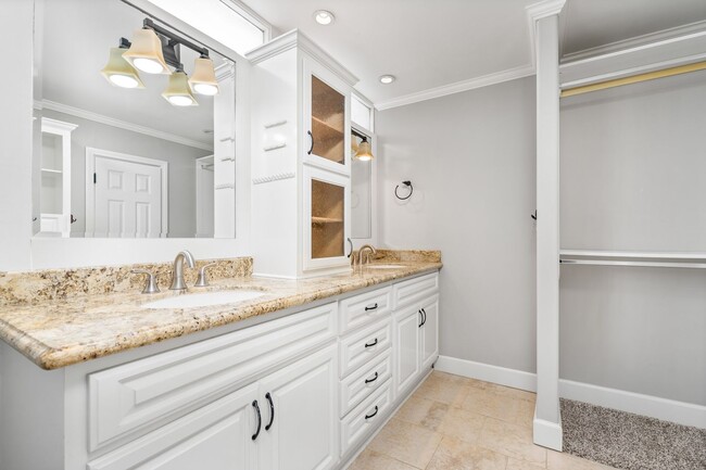 Building Photo - Upgraded 3 bed 2.5 bath Townhome in Newpor...