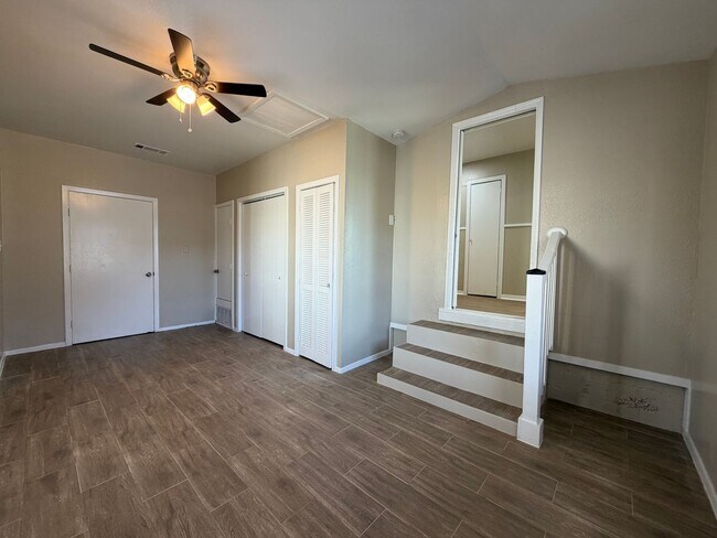 Building Photo - AVAILABLE NOW 2 BEDROOM 1 BATH WITH BONUS/FLEX ROOM IN SOUTH FORT WORTH