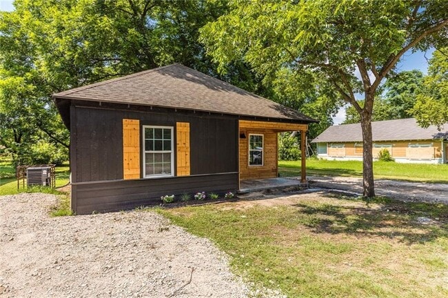 Building Photo - Beautifully remodeled single family home, ...