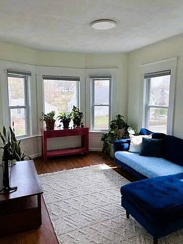 Primary Photo - 404 Newton St