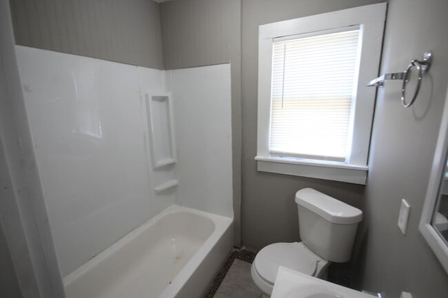 Building Photo - Rossville Home  2 bed 2 bath
