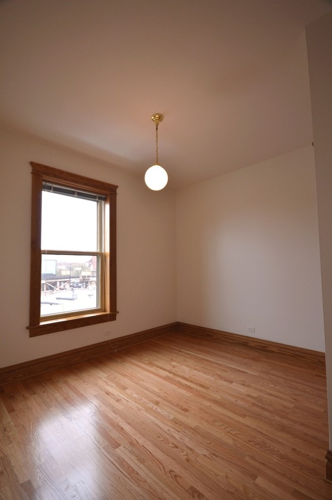 Building Photo - 3406 N Sheffield Ave