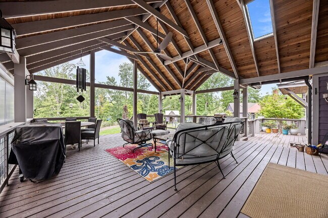 Building Photo - Charming Furnished Estate with Full-Servic...