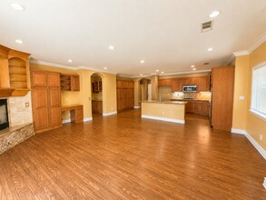 Building Photo - Spacious 3-Bed, 3-Bath + Bonus room as office/den.  Great room - Open Kitchen with island.  Gem i...