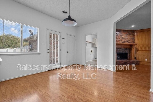 Building Photo - 1105 Hall Dr