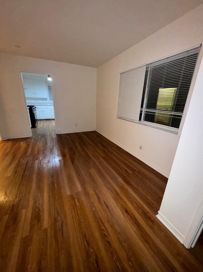 Generous light-filled living room - 1329 Rose St