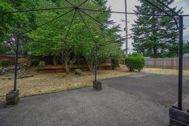 Building Photo - LARGE THREE BEDROOM HOME WITH RV /BOAT PAR...