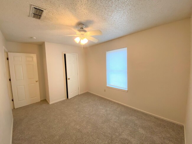 Building Photo - MOVE IN SPECIAL 1/2 OFF FIRST MONTH RENT *...