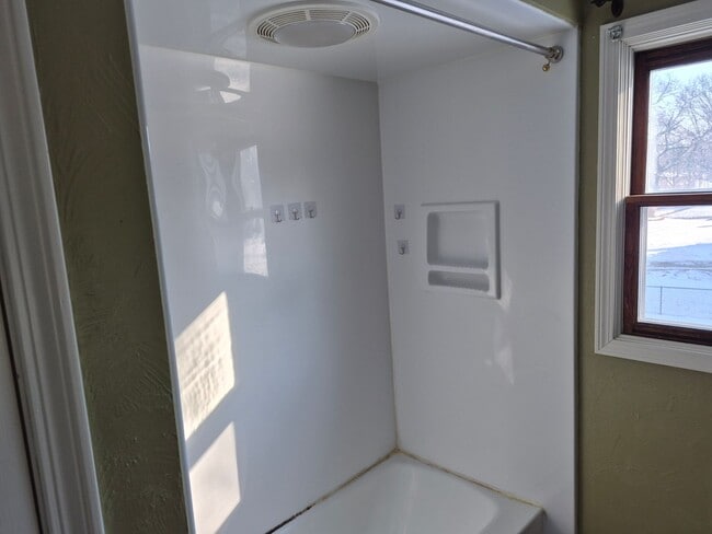 Building Photo - Charming 3 Bedroom Home