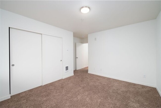 Building Photo - Brand New 3 bedroom Apartment in Central Park Rose!!