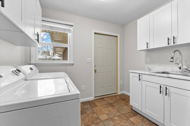 Building Photo - 1328 Timberline Dr