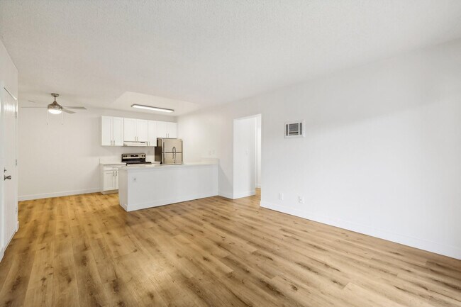 Building Photo - Valle at 9151 Kenwood
