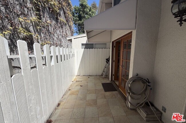 Building Photo - 1131 Alta Loma Rd