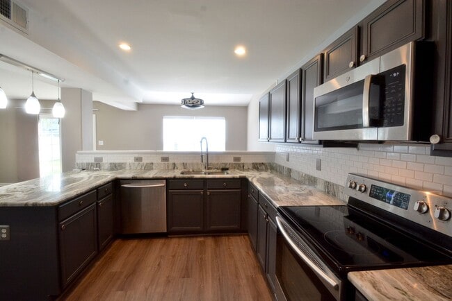 Building Photo - Stunning and Beautifully Updated Twin Home 3 Bedroom - Fenced In Backyard with a Basketball Court