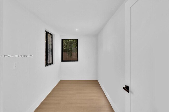 Building Photo - 1123 NE 1st Ave.