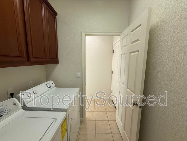 Building Photo - 1720 Dalia Ln