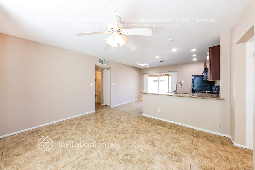 Building Photo - 2332 W Hartford Ave