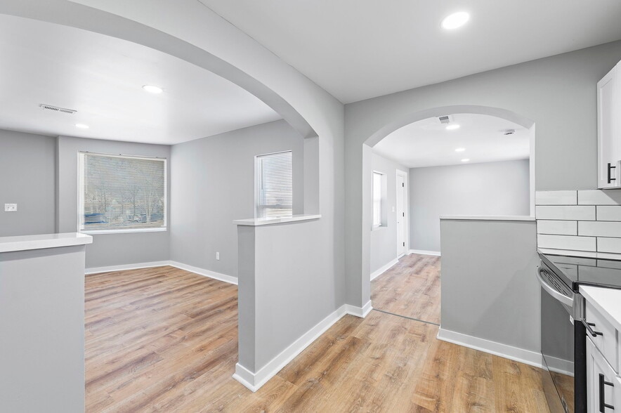 Building Photo - 5005 N Elmwood Ave