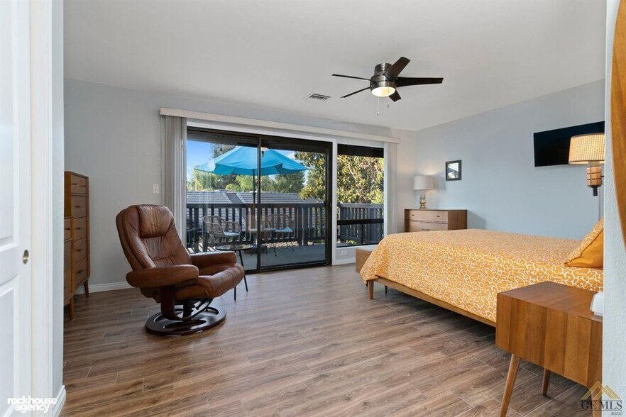 Master bedroom w/ balcony. - 2323 Easthills Dr