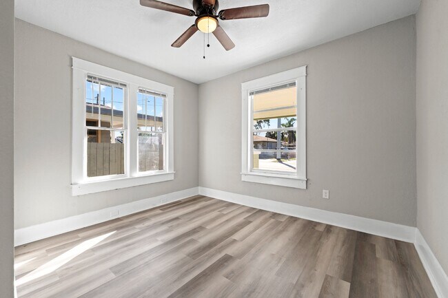 Building Photo - 1010 E Lake Ave