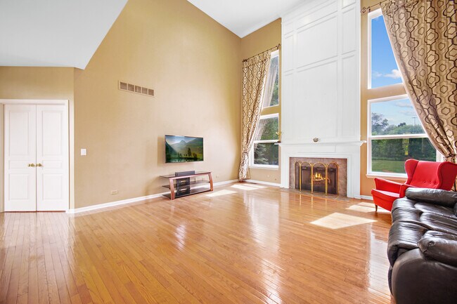 Building Photo - 1044 Oakhill Dr