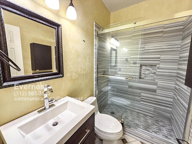 Building Photo - Spacious 5-Bedroom Retreat with Modern Com...