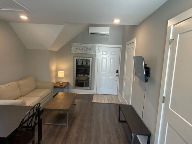 Building Photo - Charming 1-Bedroom Apartment Over Garage f...