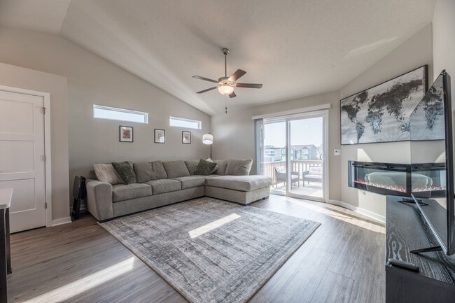 Building Photo - Open-Concept 3-Bedroom with Corner Lot Vie...