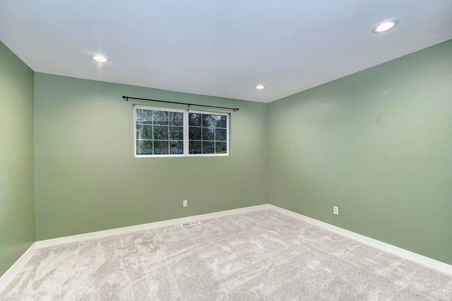Building Photo - 7704 135th Place NE