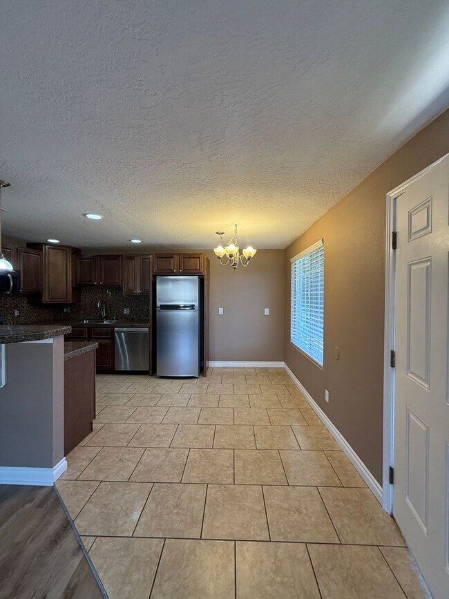 Building Photo - Updated 2-Bedroom Condo West Richland
