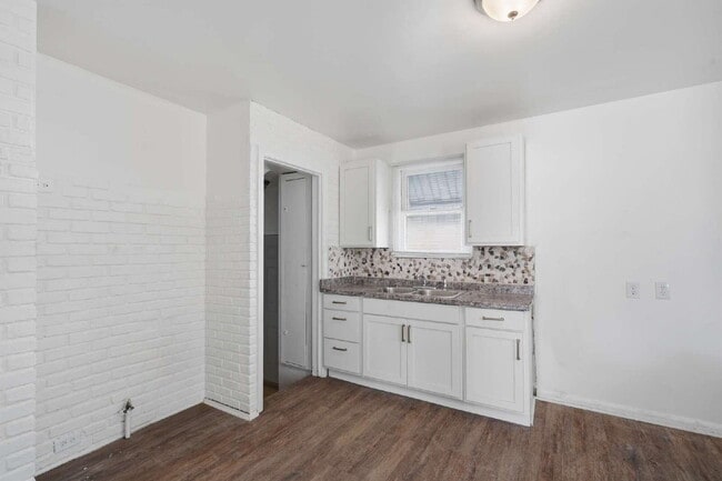 Building Photo - Cozy Detroit Home with Comfortable Living Space!