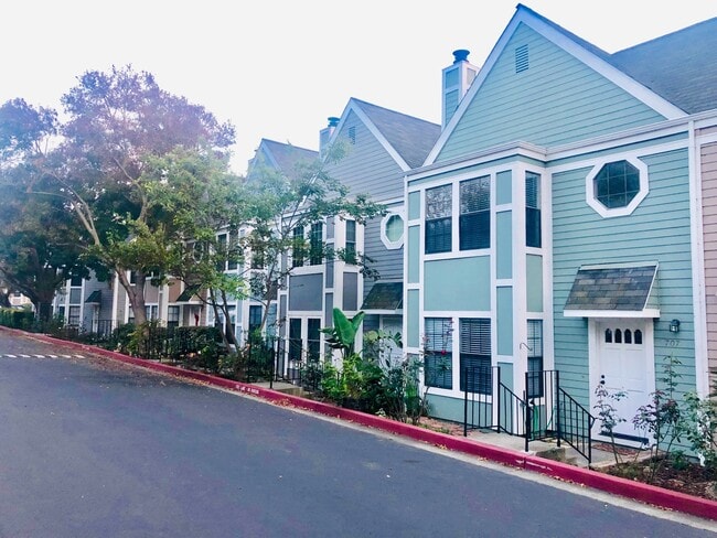 Building Photo - Benicia's 3 Bedrooms & 2.5 Bathrooms Townhouse, Water/Sewer/Trash Paid by HOA