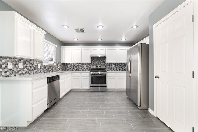 Building Photo - 11981 Fairfax Ridge St